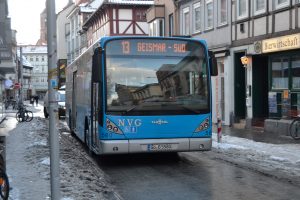 Bus der Linie 13 bei der Aula am Wilhelmsplatz im Winter