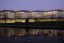 ID 2007-02-4944 - neue SUB hell erleuchtet
Platz der Göttinger Sieben
Staats- und Uni-Bibliothek
Gebäude in der Abenddämmerung hell erleuchtet.
Vom 22.12. bis 2.1. bleibt es dunkel.